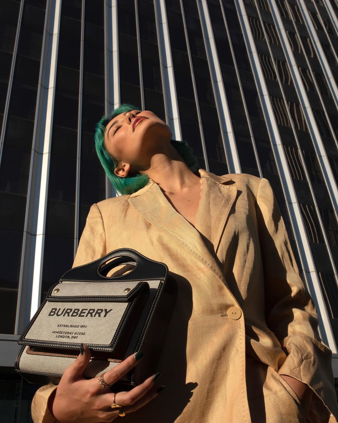 Burberry - @Amalie_Gassmann takes her tri-tone canvas and leather Pocket Bag out in Los Angeles 
.
#ThePocketBag
#BurberryGeneration