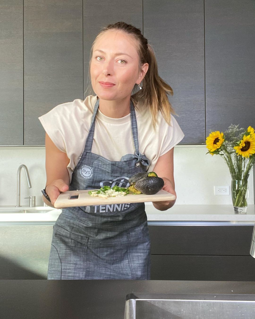 Maria Sharapova - An apron means it’s official 😉Had the best time kicking off the #CitiTasteofTennis Legend Series last night with @richardblais! Stay tuned for the next special guests on @tasteoftenn...