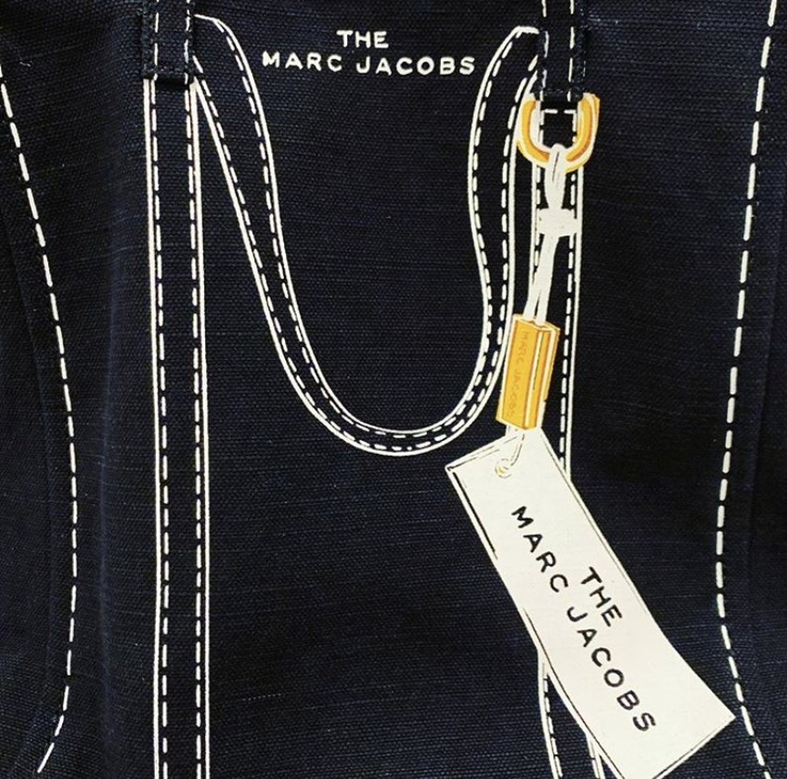 Au Pont Rouge - #THEMARCJACOBS
Марк Джейкобс включил в  коллекцию весна-лето 2020 года вместительную сумку The Trompe l'oeil из мягкой, прочной парусины, сумка не потеряет форму благодаря плотному пер...