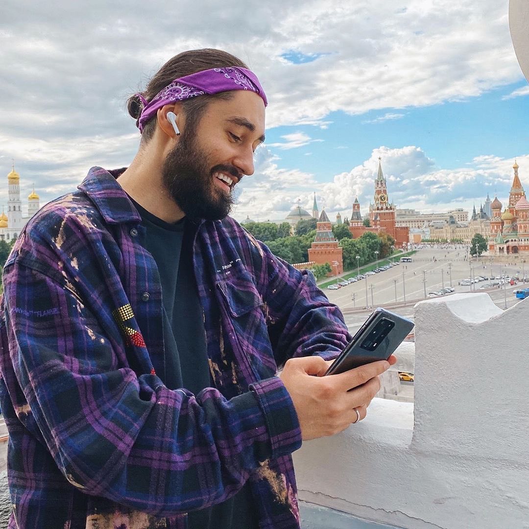 HUAWEI Mobile Russia - Когда вы держите в руках HUAWEI P40 Pro+, все остальное отступает на второй план. Классический дизайн в глянцевом черном цвете, 5 камер, 100-кратный зум… Рэпер Мот (@mmott23...