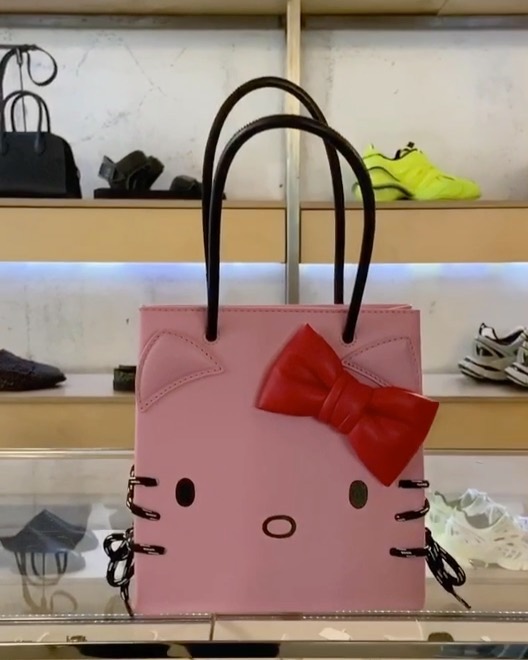 SVMOSCOW Online Concept Store - SVMOSCOW теперь в TikTok: подписывайтесь на аккаунт @svmoscow. На видео — линия аксессуаров Balenciaga Hello Kitty, которая доступна в магазине и онлайн

Follow SVMOSC...