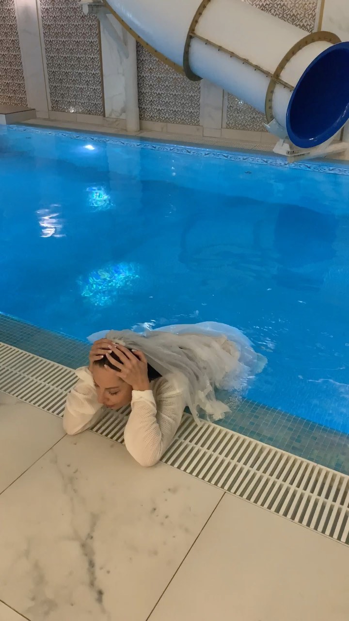 КРАСНОВА - Ну всё, одну сдали в надежные руки❤️!

В роли шальной императрицы @krasnovanatasha, в роли Настьи @gushinanastya, в роли свадебного оператора @lenavenkova
