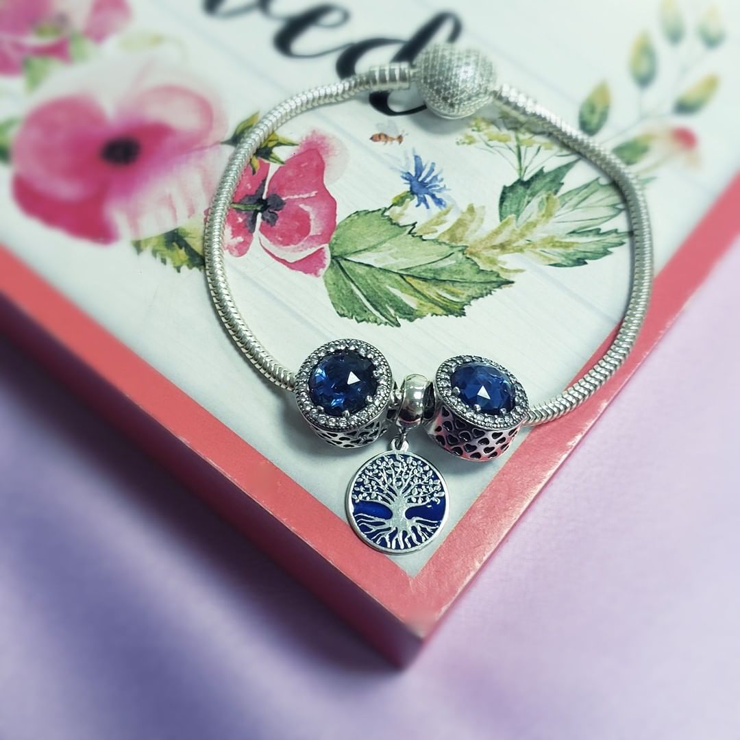 Foreli Berloques - Uma composição toda azul é de tirar o fôlego!! 💙👇
.
www.foreliberloques.com.br👈
.
#berloques #foreliberloques #berloque #eternizeosseusmomentos #prata925 #berloqueira #pulseiradavid...