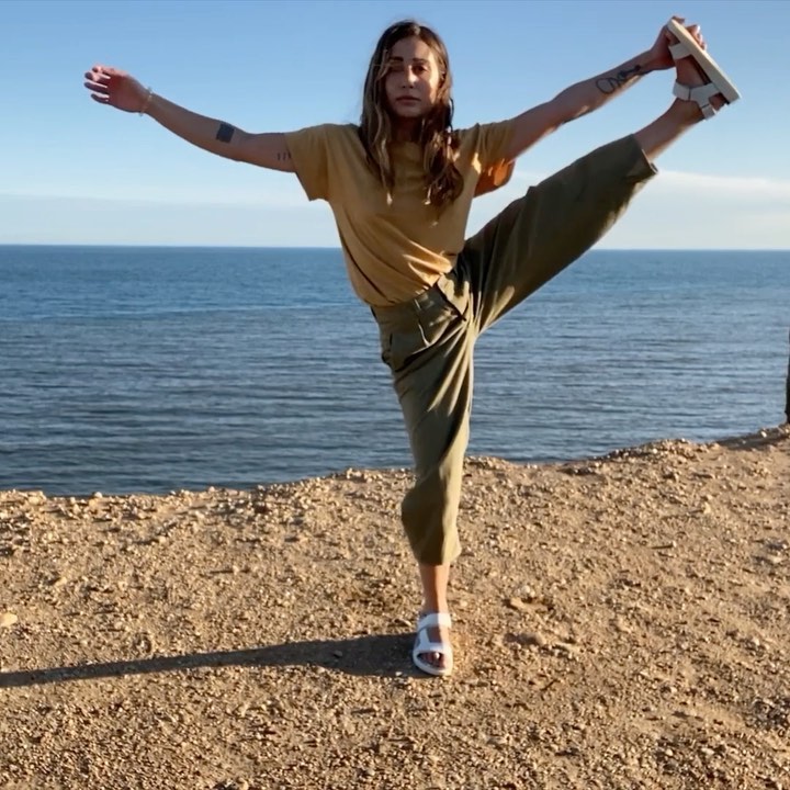 Датский бренд ECCO - «Для меня движение – это источник жизненных сил. Источник здоровья для тела и ума», – говорит @sashasimonerudes, которая практикует йогу в ECCO Corksphere Sandal ✨

#ЧтоДвижетТоб...