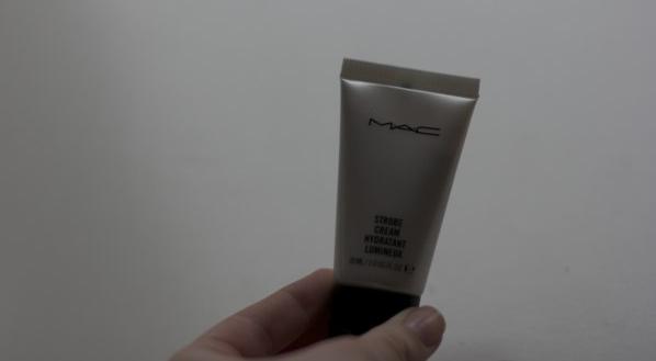 Увлажняющий крем для лица MAC с эффектом сияния Strobe Cream  фото