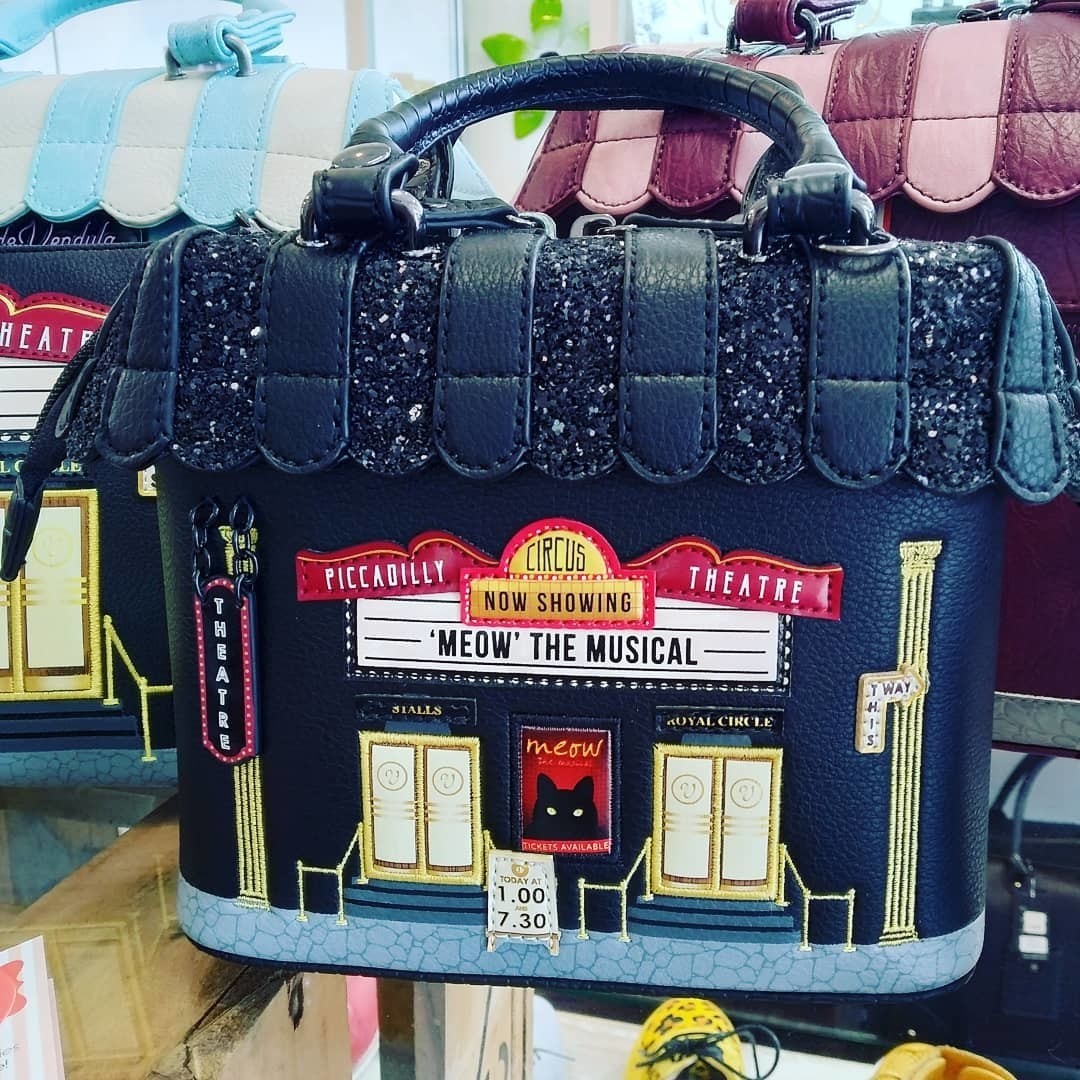 Vendula London Official - Good things come in small packages 😉like our Piccadilly Theatre Mini Grab bag! 😍

Check out the range in full on VendulaLondon.com!

📸: @ella.andco

#vendulalondon