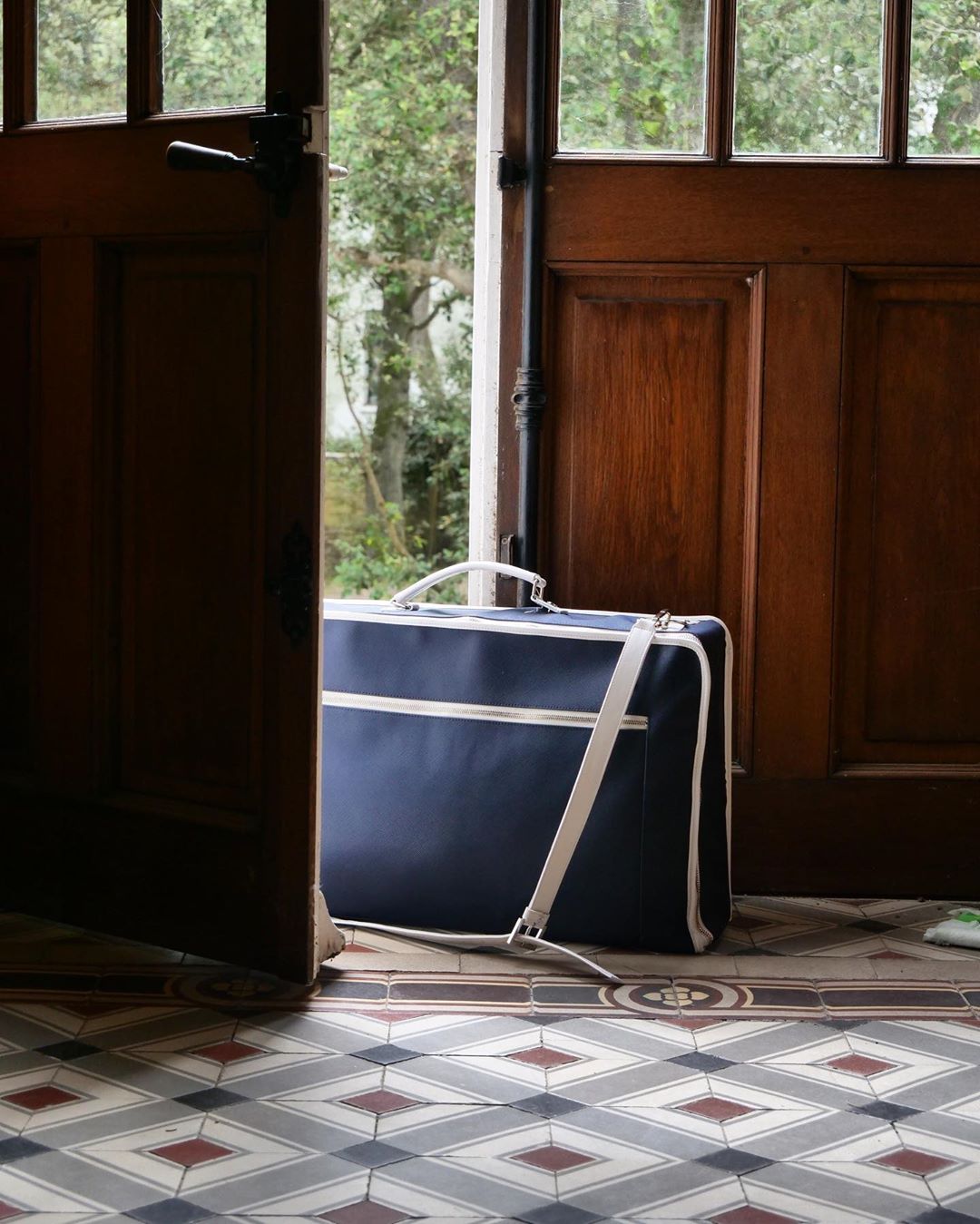 MAISON ULLENS - Discover our new collection of foldable suitcases, which will accompny you in all your travels ✨ @lebonmarcherivegauche 
.
.
.
#IlEtaitUneFoisLaBelgique #TravelWithMaisonUllens #maison...