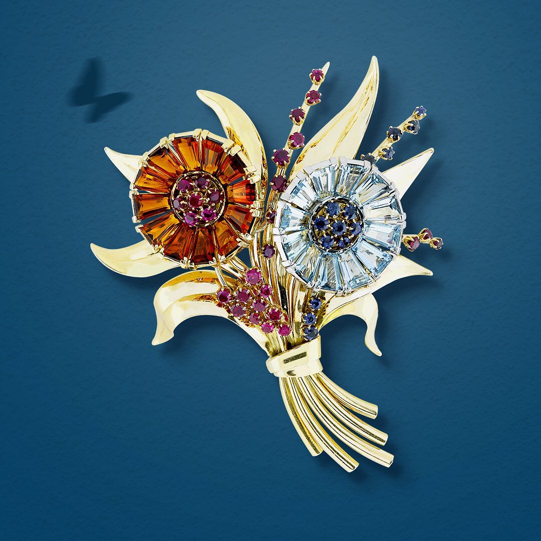 Van Cleef & Arpels - A delicate flower arrangement! Through the rays of yellow gold and the hues of the stones, have a look at this bouquet clip from Van Cleef & Arpels' collection. #VCAflora #VanClee...