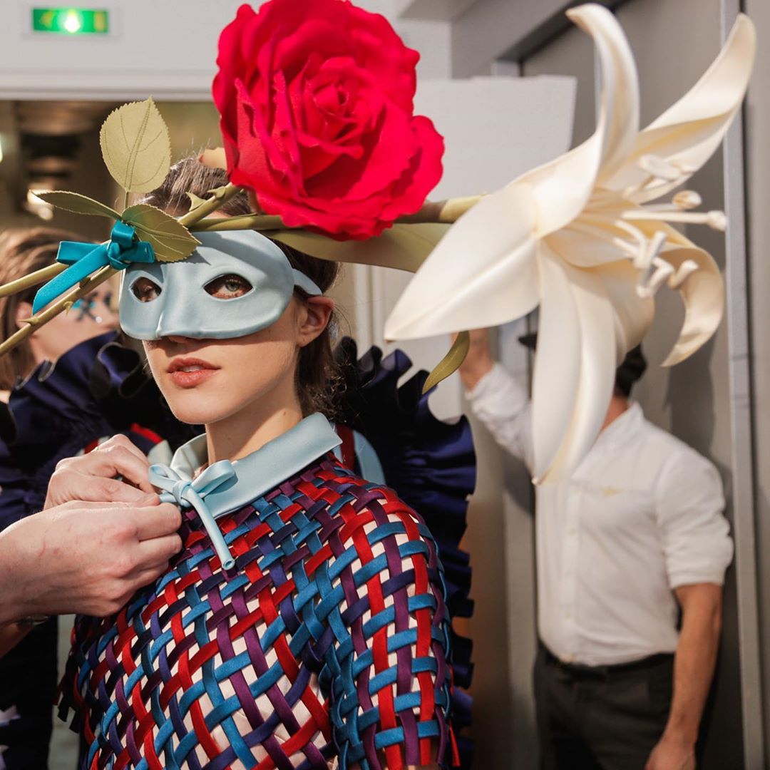Viktor&Rolf - Flower details of ‘Surreal Satin’ Haute Couture 🌼 Photos by @teampeterstigter <3 VR