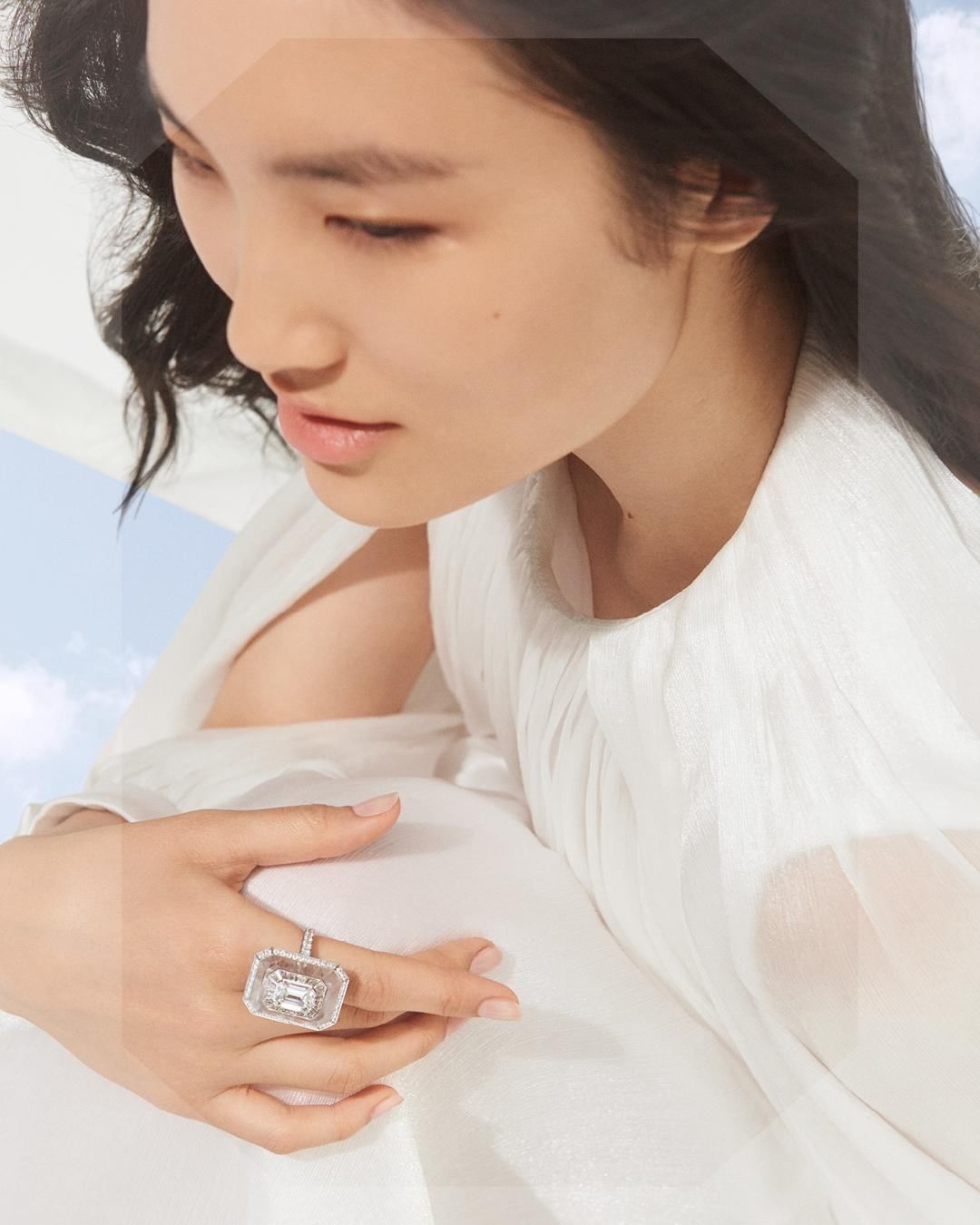 Boucheron - Miroirs Infinis: "This ring reminds a window into the sky. The inside of the rock crystal is crossed by clouds in a 3D illusion created by a laser-engraving technic."⁣
Claire Choisne - Cre...