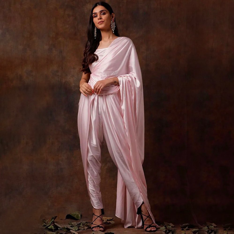 Nykaa Fashion - Love it when the hard work is done for you? Then a pre-draped dhoti sari is just what your wardrobe ordered💗Shop it now on www.nykaafashion.com🛍
•
•
Tjori Baby Pink Stitched Slip Blous...