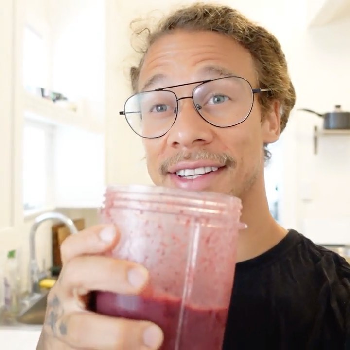 Onnit - Pre-Workout Shake 🍓
-
@neenwilliams often gets asked “what’s a good meal to have before a workout or skate sesh?” For him, he likes to have a smoothie 30 minutes before any physical activity....