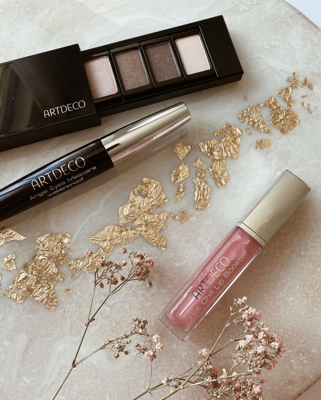 ARTDECO - Our essentials for a quick but beautiful summer make-up: nude eyeshadows, our Angel Eyes Mascara Waterproof and Hot Chili Lip Booster.⠀⠀⠀⠀⠀⠀⠀⠀⠀
⠀⠀⠀⠀⠀⠀⠀⠀⠀
Benefit from our large mascara & lin...