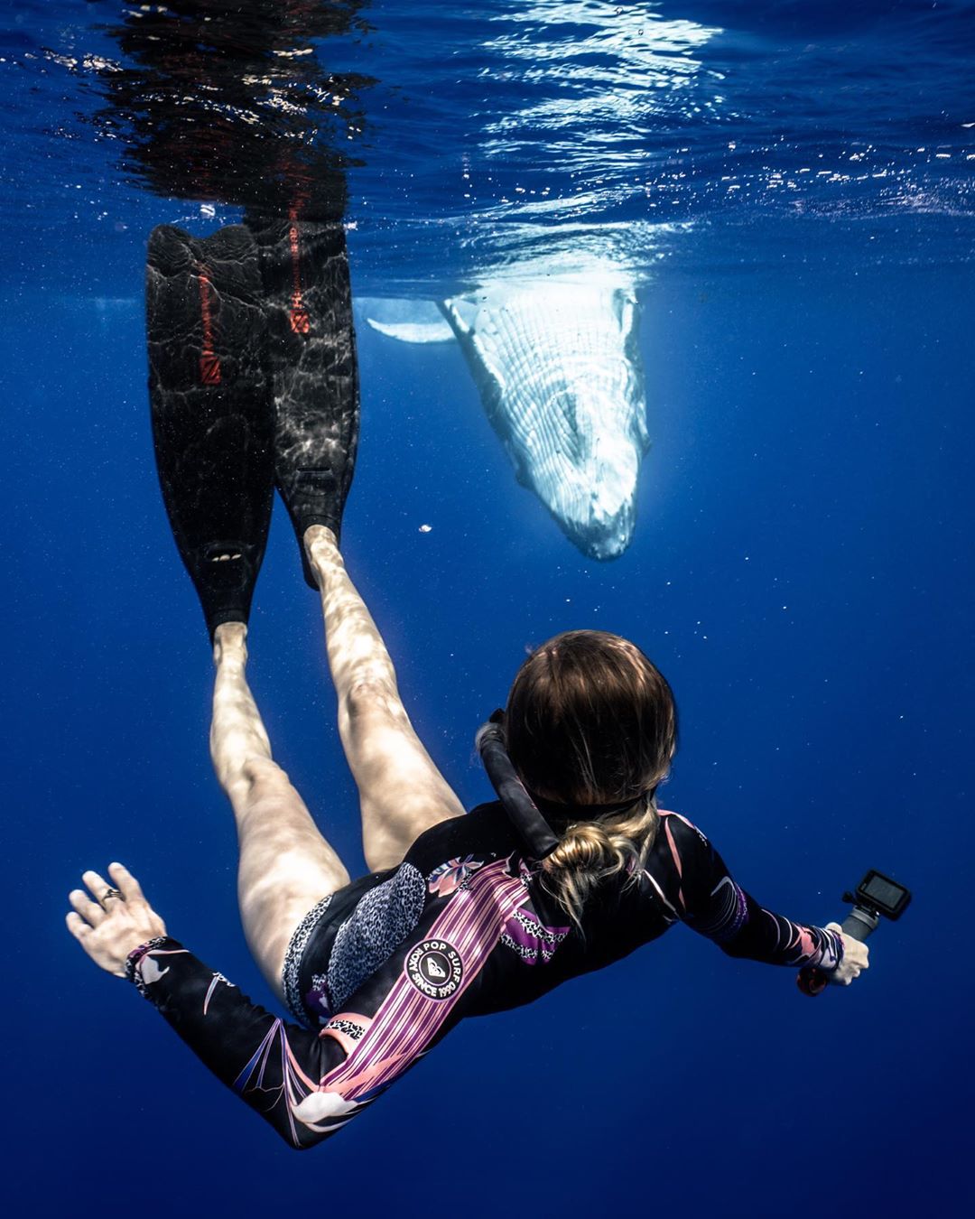 ROXY - Magical moments in Tahiti with @heylindsaymc 🐳 rocking our 1mm #POPsurf Long Sleeve wetsuit made with eco-fabrication 📷 @matthew.reichel