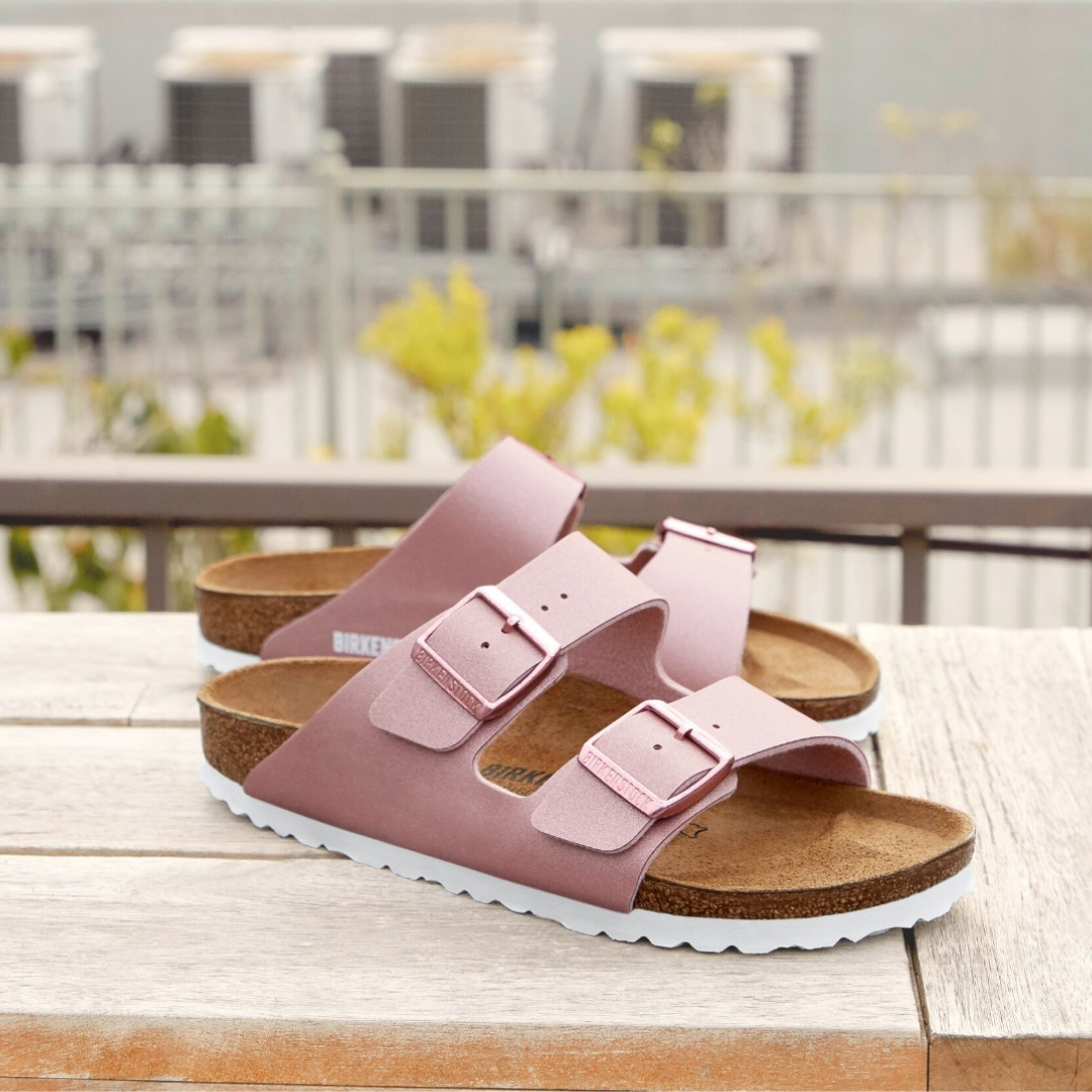 OQVestir - Conforto + estilo no dia a dia? Sim!✨🙋 Além do charme que brilha nesse par de sandálias da #Birkenstock, ela tem palmilhas anatômicas que te acompanham por vários momentos. Afinal, não é po...