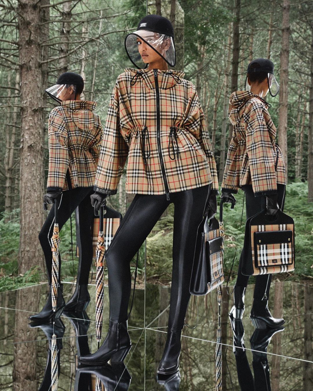 Burberry - New silhouettes
.
Perfect for the season ahead, our hooded jacket in Vintage check is woven with a recycled polyester yarn
.
#Burberry