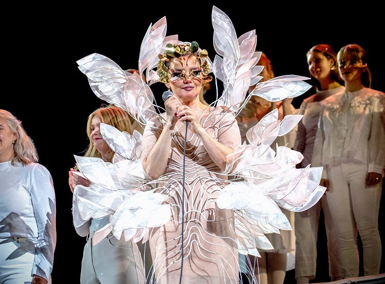 Björk - thanks for tonight luxembourg ! #cornucopia⁣
⁣
‘sphaera’ dress by @irisvanherpen⁣
headpiece by @james.t.merry⁣
makeup by @isshehungry⁣
styling by @eddagud⁣
photo by @santiagraphy