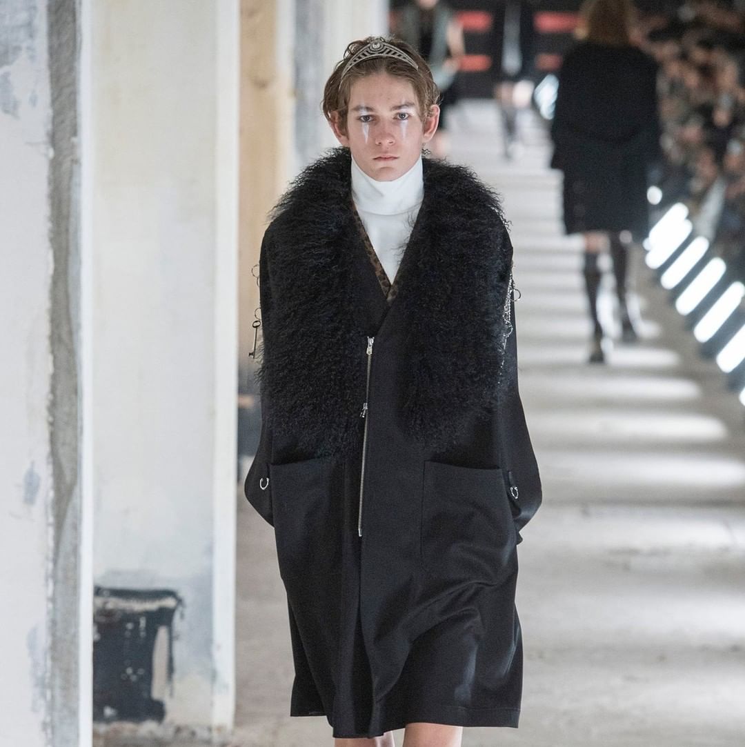 A N T O N I O L I . E U - Runway look: @takahiromiyashitathesoloist black notched lapel doctor coat