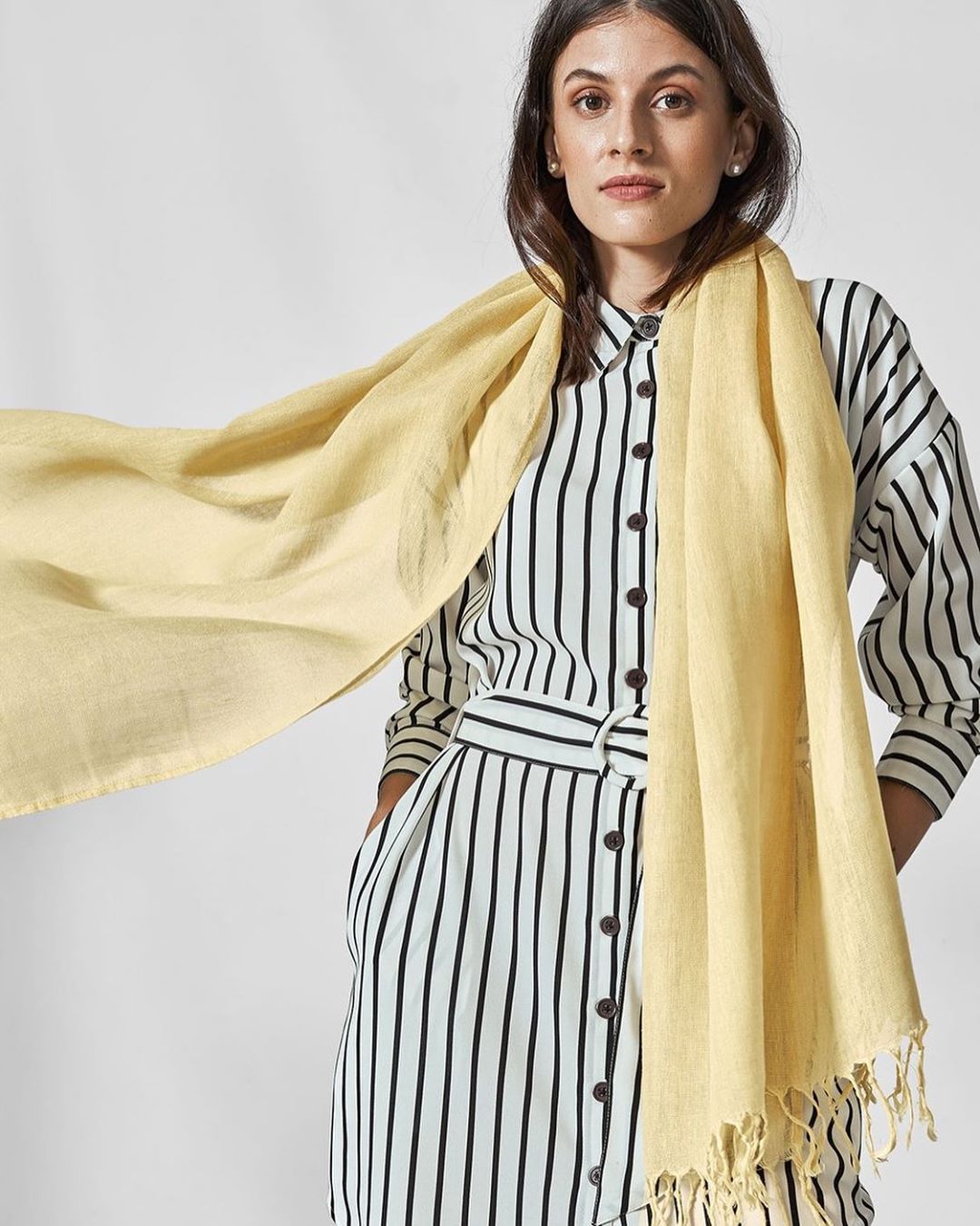 The Label Life - A quick tip for dressing for that grocery run; add a breezy linen scarf to keep your cool with a sunny hue that brightens your day. We recommend the Lemon Linen Scarf. 

Link in bio t...