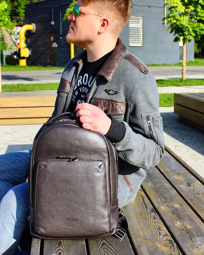 Кожаные сумки и рюкзаки - Жизнь динамична. Сегодня ты прогуливаешься по парку, а завтра заключаешь контракт с деловым партнером 🤝 ⠀
Твой образ может меняться каждый день, но лишь одна деталь остается...