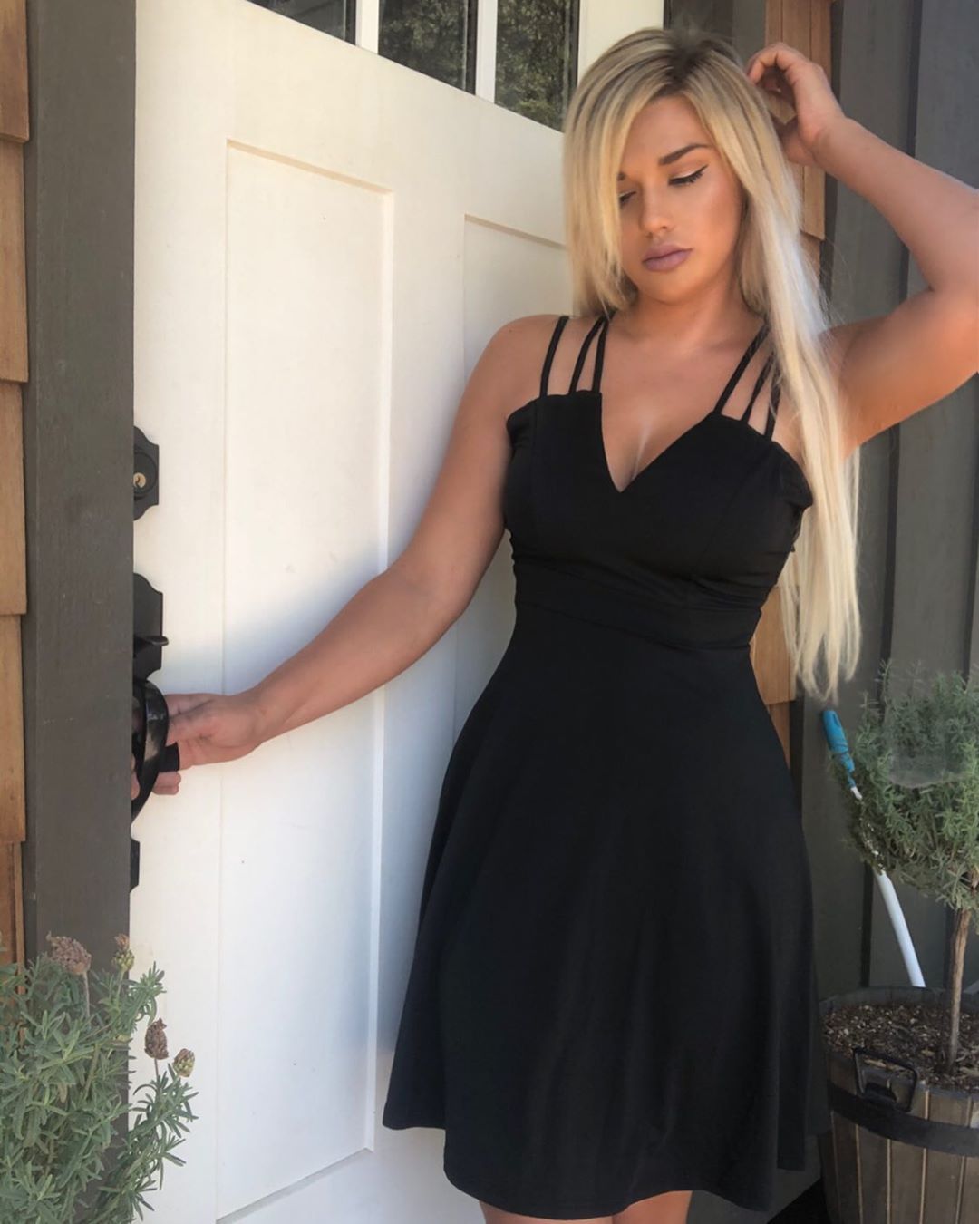 Dresslily - "Never Let Anyone Take Away Your Peace Of Mind. It’s More Valuable Than You Know 🖤"⁣
Pict by @sierra__jenae⁣
✨Search: "Low Cut V Neck High Waist Backless Dress"⁣
💕CODE: MORE20 [Get 22% off...