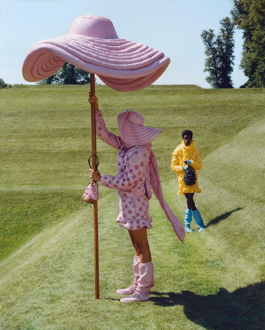 Moncler - Stake in the ground.

Blown-out proportions, plumped-up forms and a giant down-filled hat as a parasol: it’s all in a day’s work for JW Anderson.
#MONCLERJWANDERSON is available in stores an...