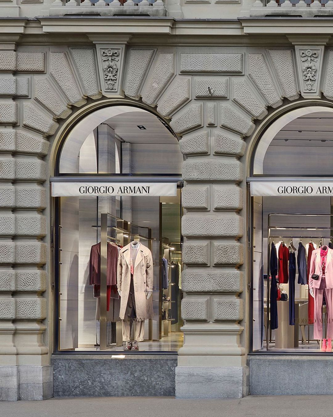 Giorgio Armani - The boutique leads customers along a chromatic and material path that winds through the different rooms, each one unique in its nuances.
The space is refined and fluid, defining an el...