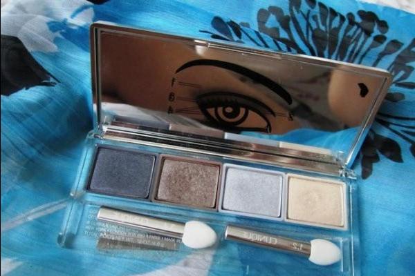 Schöne Schatten Clinique Colour Surge Eye Shadow Quad in der Farbe Polar Blue - rezension