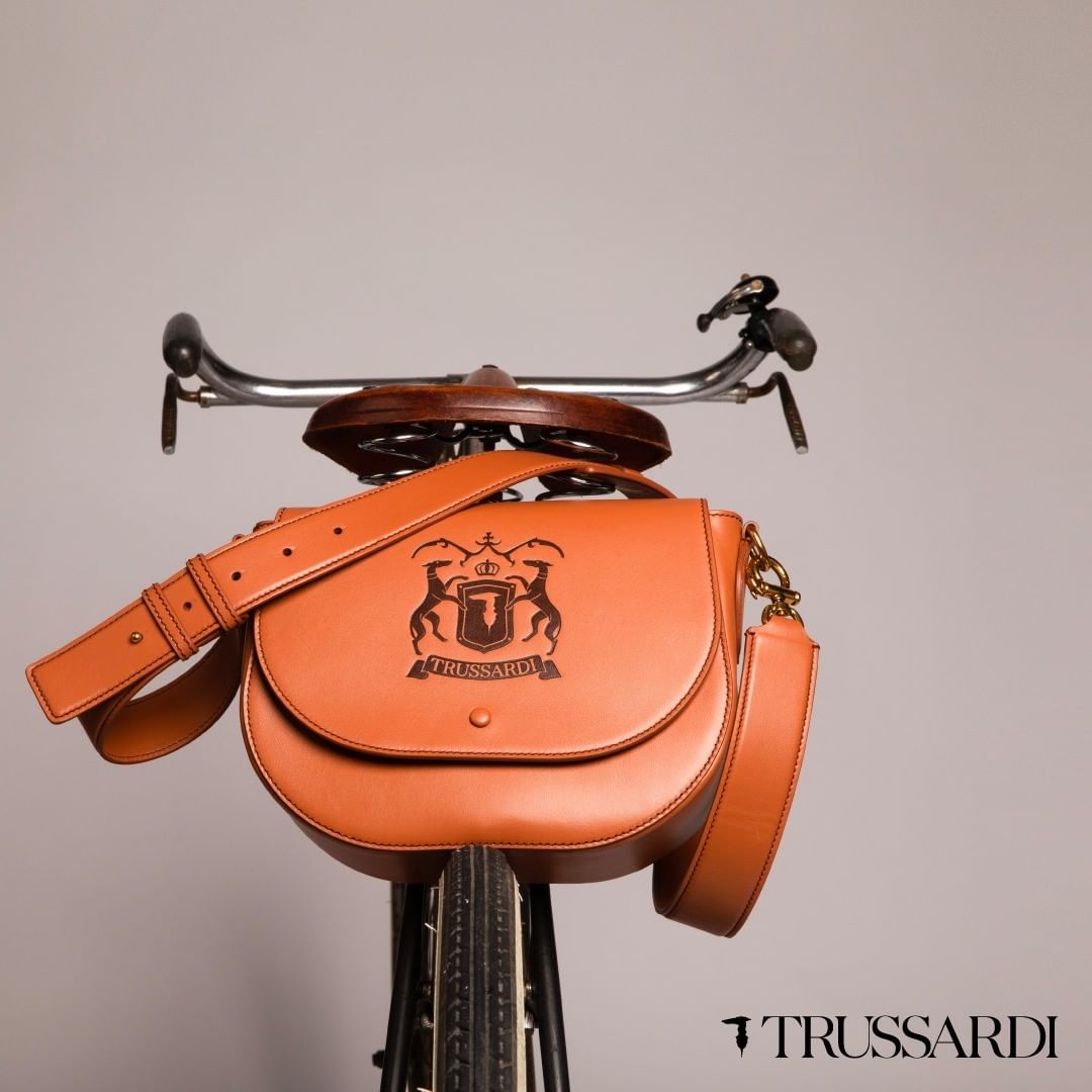 Trussardi - Mind set on the weekend 🧳

#TrussardiPeople #bag #fall #leather #TrussardiAraldico #weekend #travel #bike