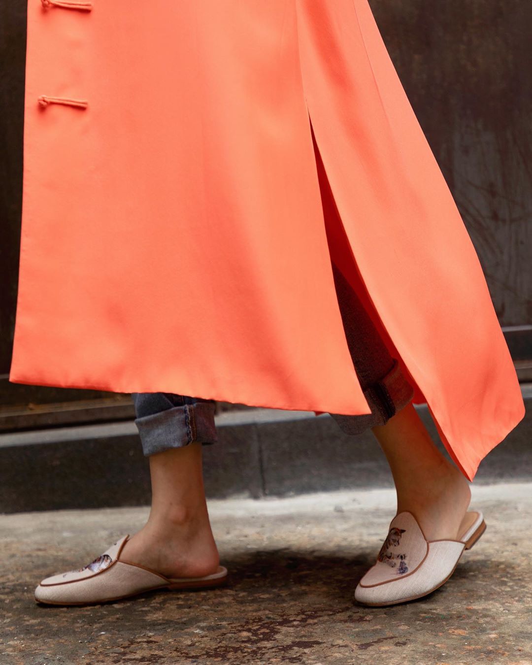 Shanghai Tang - Mules that spark joy 🧡
⁠
踮起腳尖，期待更好的旅程⁠⠀
⁠
#ShanghaiTang #滩海上 #SHT⁠ #SHTFootwear #BingXuforSHT ⁠