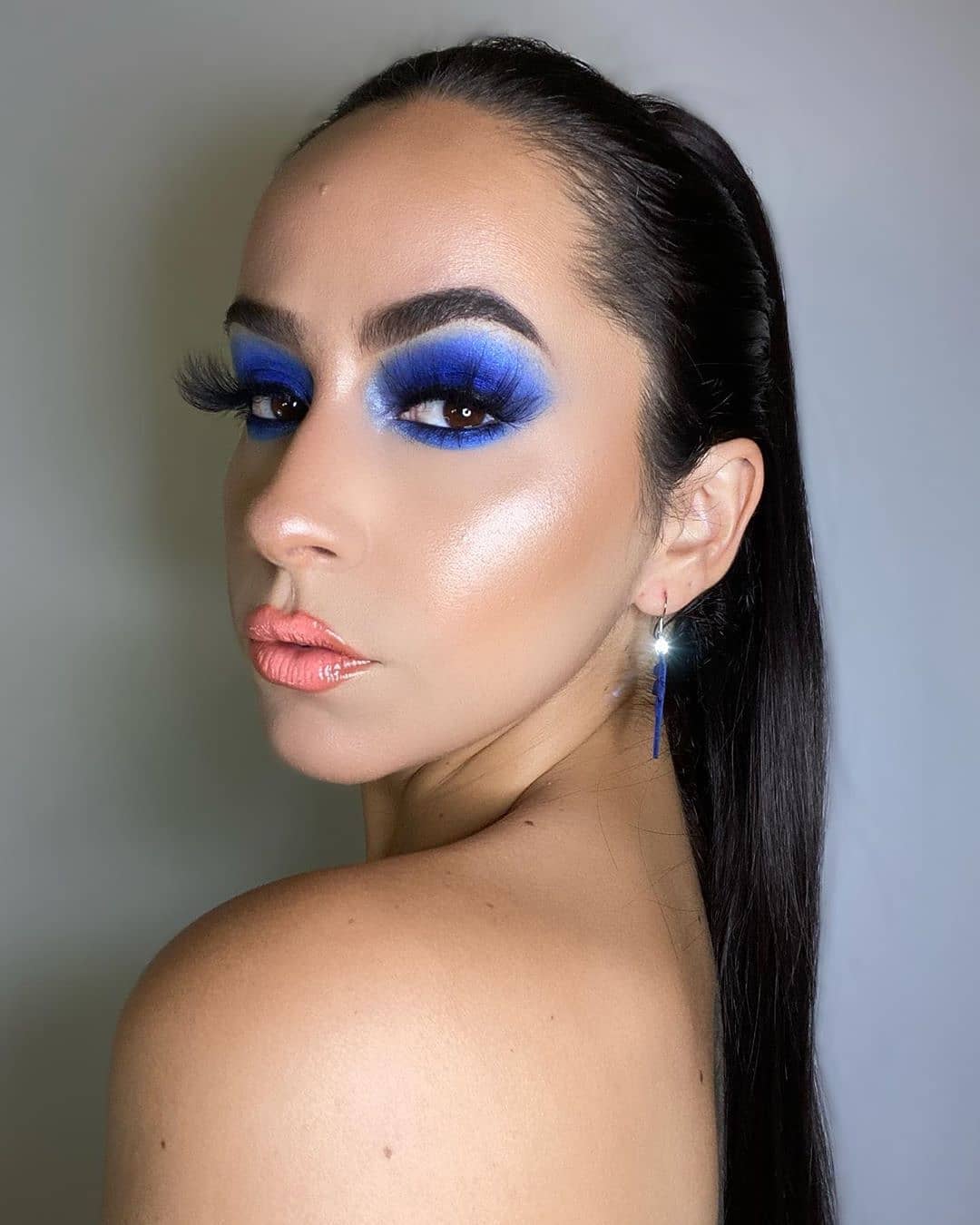 theBalm Cosmetics - BLU 💙 @nicolezayasmakeup contours with Bahama Mama Bronzer.