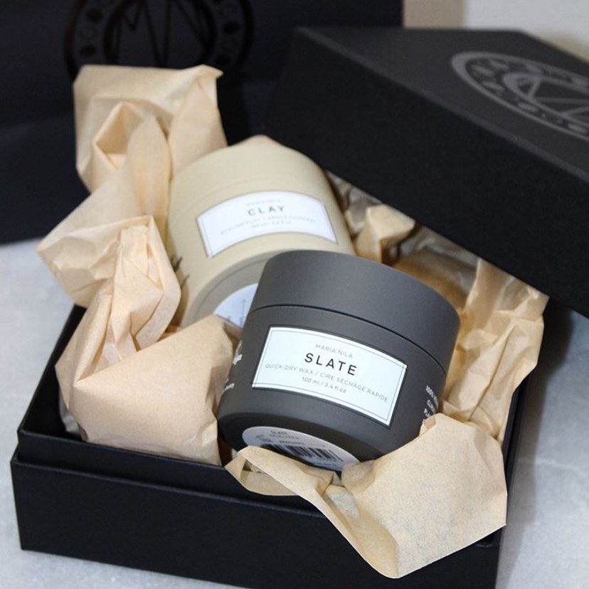 Maria Nila Stockholm - NEWS – Clay & Slate! Clay is a defining styling clay wax and Slate is a quick-dry wax with strong hold. Both waxes are 100% vegan and contains strengthening PLANT-BASED PROTEINS...