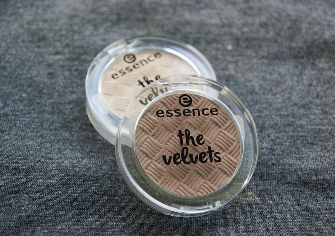 Тени для век Essence the velvets eyeshadow в оттенках 03 smooth caramel & 05 taupe secret