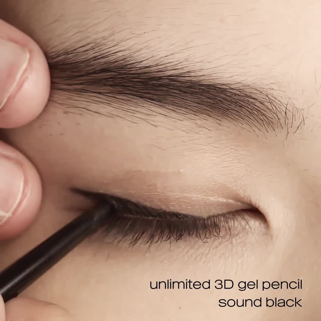 shu uemura - international artistic director uchiide shares with you on how to & tips for single eyelid:⁠
⁠
1) create an eye-opening effect to lower eyelid with unlimited 3D gel pencil stone gray,⁠
⁠...