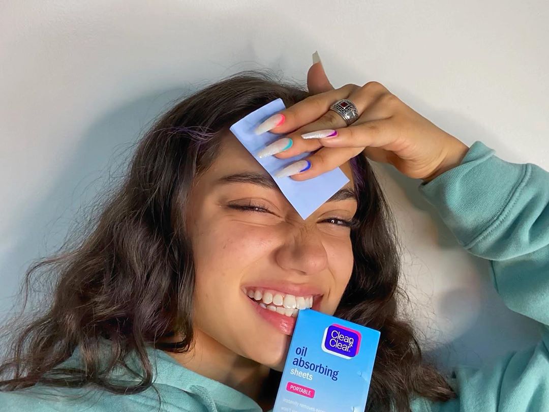 Clean & Clear - Okay cuteness, okay glow, okay bare-faced beauty. @avani showing us how it's done with the always iconic oil absorbing sheets.