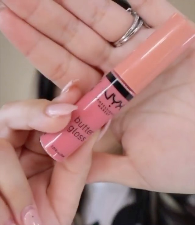 NYX Professional Makeup - All you need are snatched brows & a lil gloss 💋 @ma.alexandra27 slays this effortless #MOTD using our Dip, Shape, Go! Longwear Brow Pomade in 'Espresso' + Butter Gloss in 'Cr...