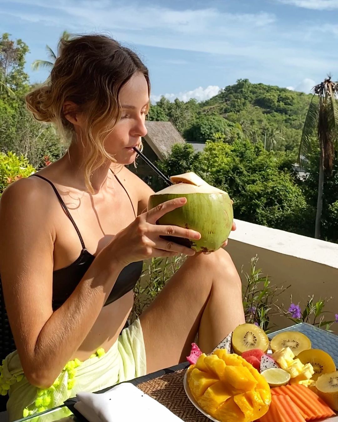 Valentina Zelyaeva - I enjoy having young Thai coconut and tropical fruits for breakfast 🥰 Very energizing, hydrating and super yummy way to start my day 👌😋

#wellnestbyval
#plantbased