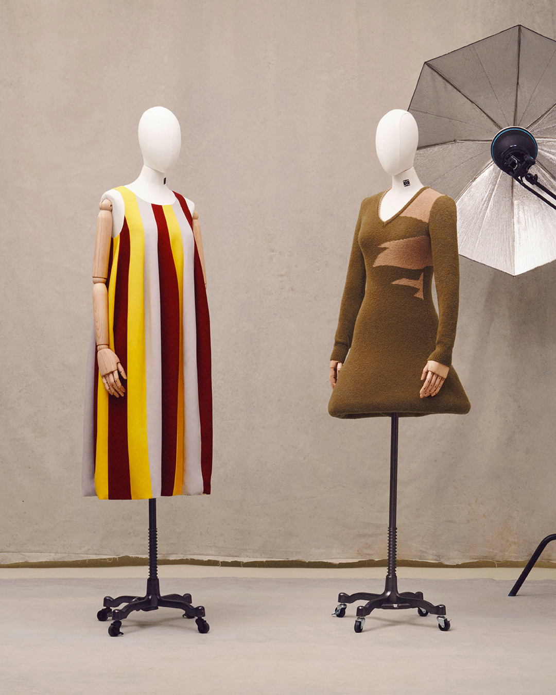 LOEWE - The LOEWE SS21 Women's precollection celebrates the work process, on the mannequin: the act of gathering, folding, tying, wiring, wrapping, draping matter to shape the silhouette. 

See the fu...