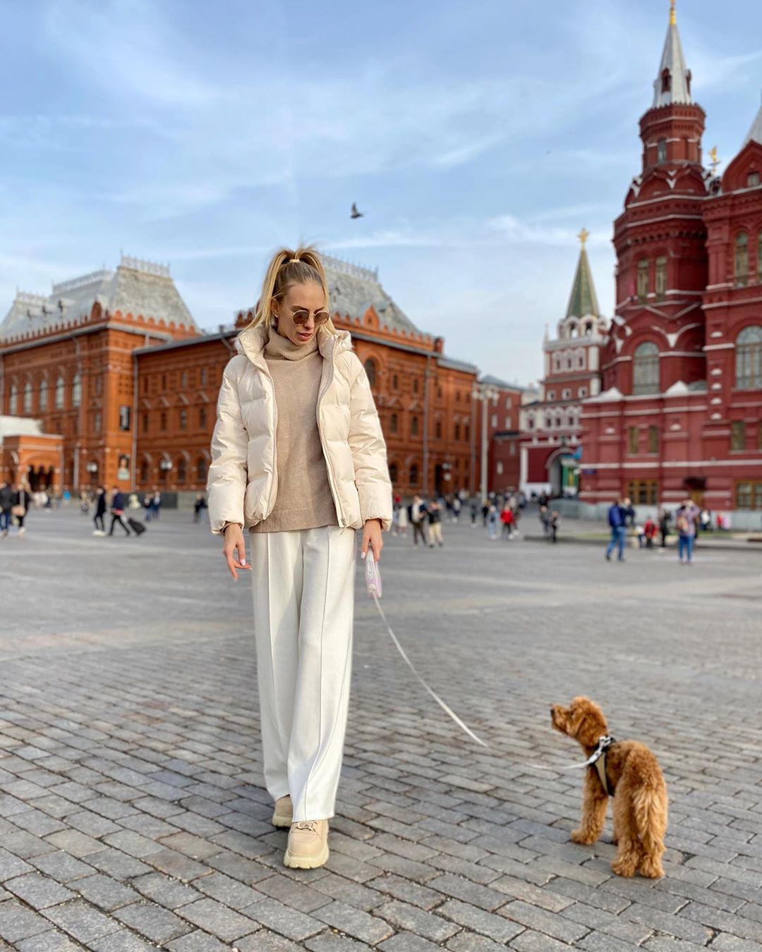 Надя Сысоева - Скоро в Москве похолодает и мне важно, чтобы верхняя одежда была не только тёплая, но и стильная, высокотехнологичная 👌🏻 пуховые куртки и пальто из коллекции #LifeWear сочетают в себе в...