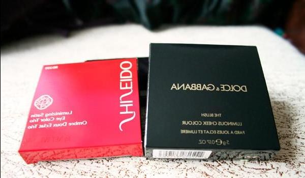 Cher coeur de l'ombre à paupières Shiseido Luminizing Satin Eye Color Trio RD299 et blush Dolce&Gabbana The Blush Luminous Cheek Colour n ° 22Tan - avis