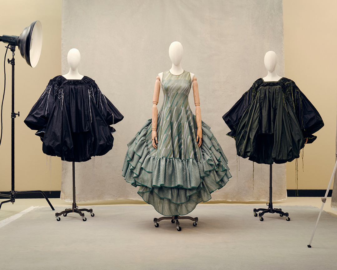 LOEWE - LOEWE SS21 Women's collection

Dramatic silhouettes result from a progressive exploration of the craft of pattern making. 

See more on loewe.com

Creative direction @Jonathan.Anderson
Photogr...