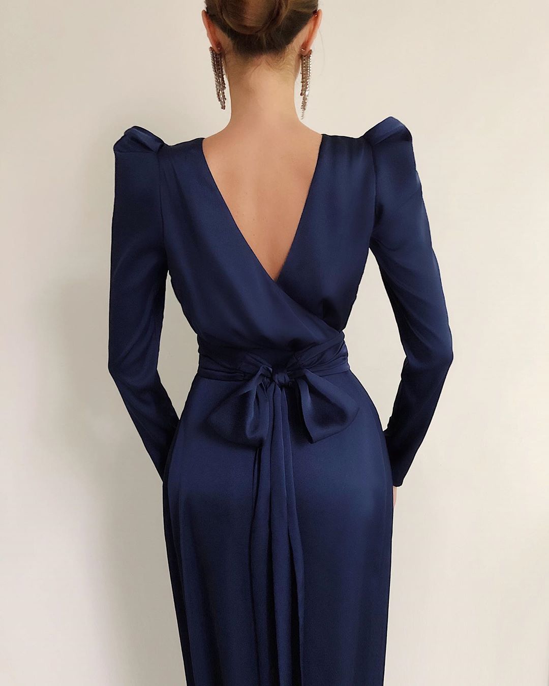 LN-family.com - New
Платье на запахе с открытой спиной и разрезом доступно в новом глубоком синем оттенке. Платье имеет съемный пояс, который завязывается сзади на бант.
Посмотрите все доступные цвета...