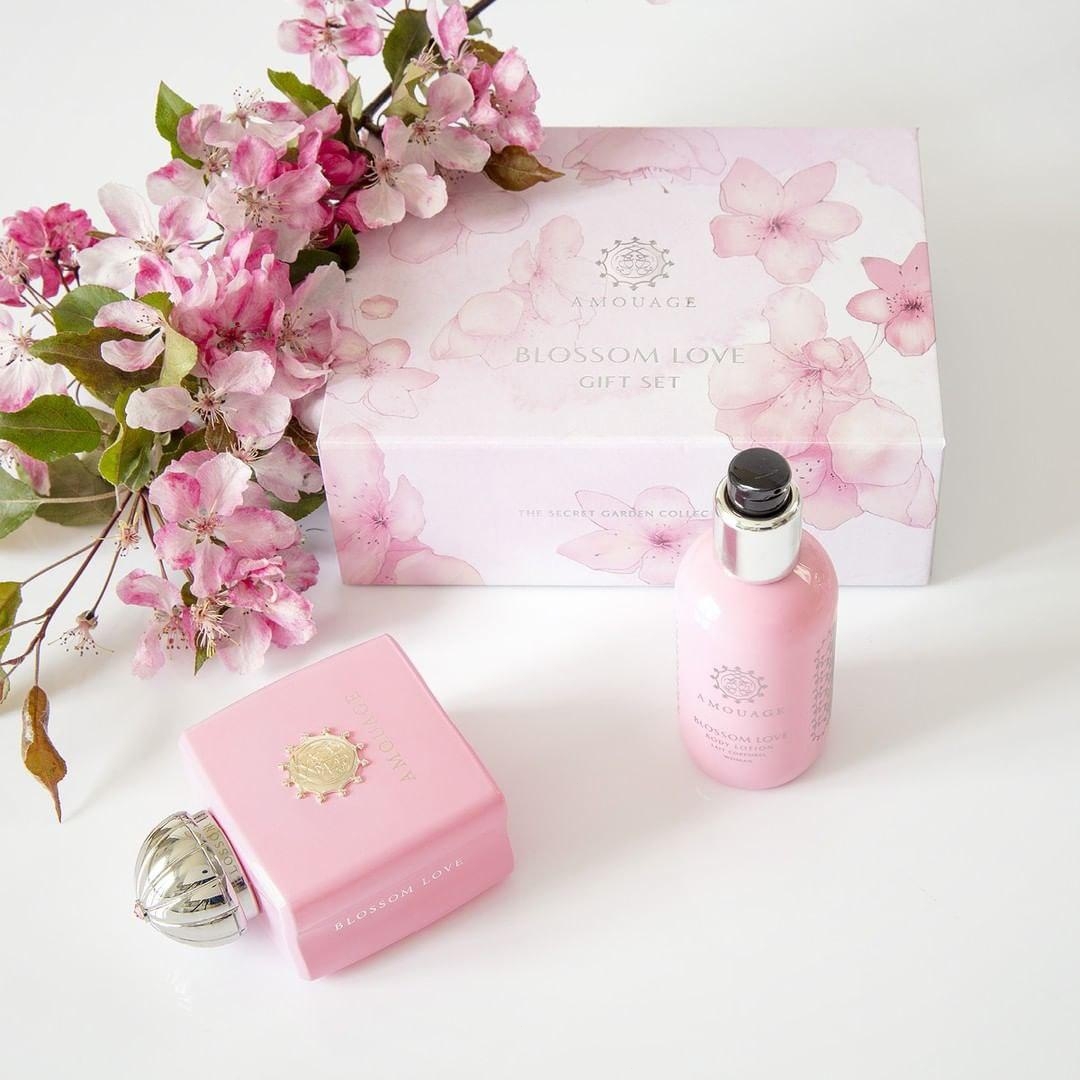 Amouage blossom love отзывы. Amouage Blossom Love. Amouage Blossom Love набор. Косметика в нежных тонах. Blossom Love Amouage отзывы.