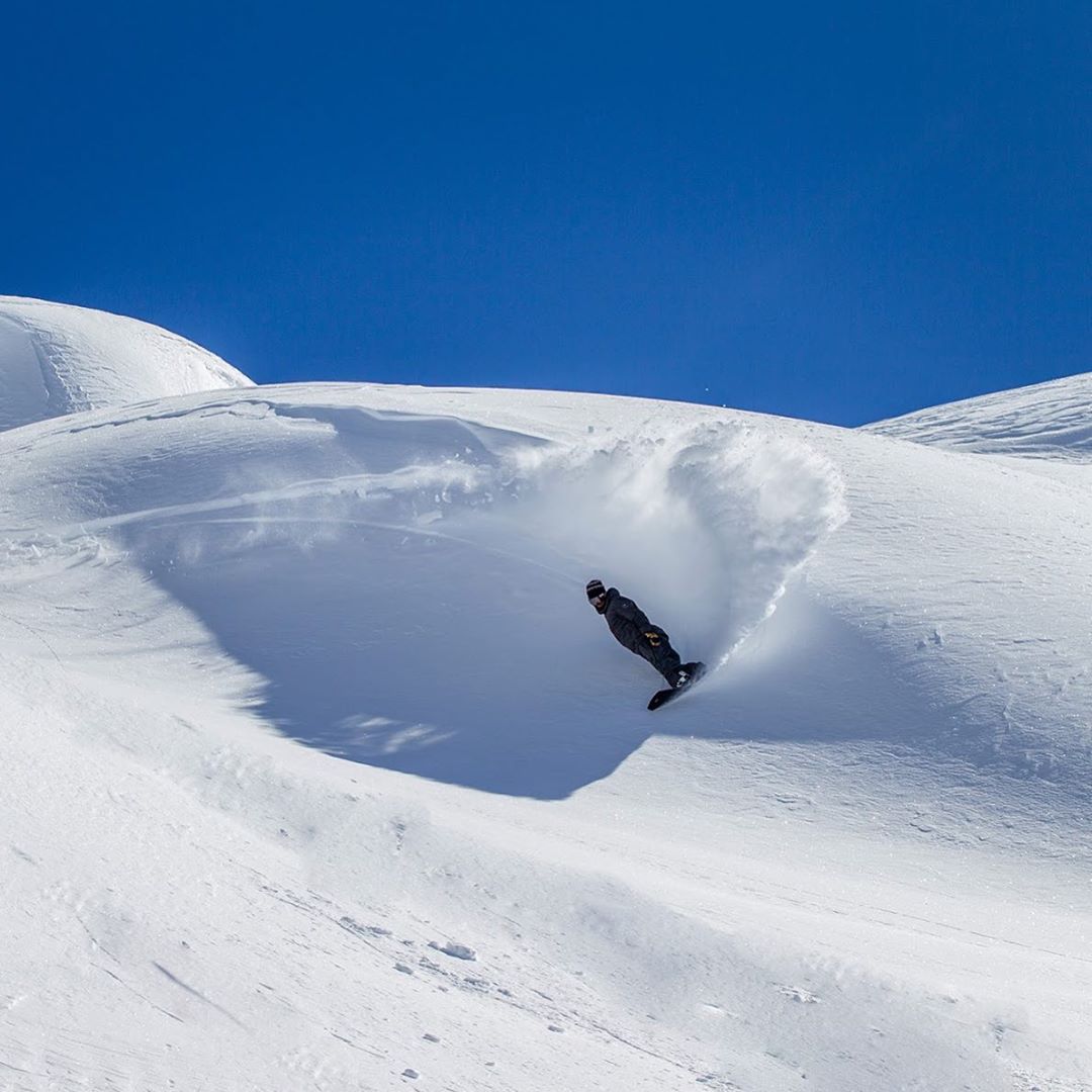 Quiksilver - A few waves. @bryanwfox, carving with style.