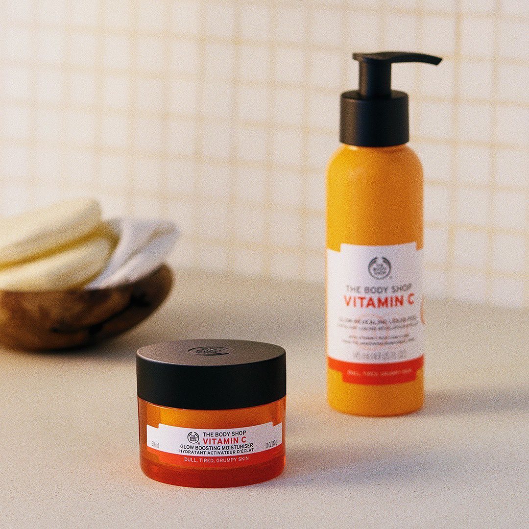 The Body Shop India - This power-packed Vitamin C duo is the skincare routine you need 🧡
✔️The Glow Revealing Liquid Peel exfoliates and gently peels off impurities. 
✔️The Glow Boosting Moisturizer’s...