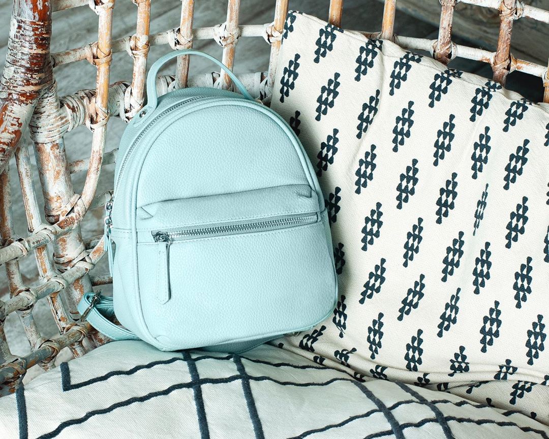 ZENDEN обувь и аксессуары - Компактный и при этом вместительный рюкзак Amo La Vita мятного цвета идеально дополнит ваши летние образы.
⠀
Артикул NN-01BWC-010.
⠀
#zenden #зенден