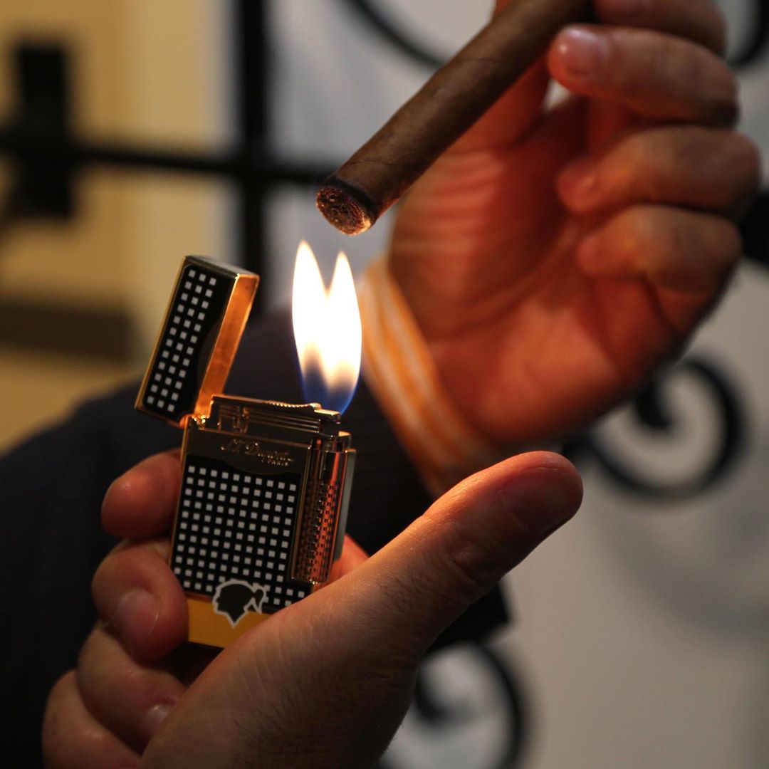 S.T. Dupont Official - S.T. DUPONT COHIBA THEMATIC EDITION
Image by @houseofgrauer 
Le Grand S.T. Dupont Cohiba, a dual ignition system with a soft double flame and a torch flame.
A collection crafted...
