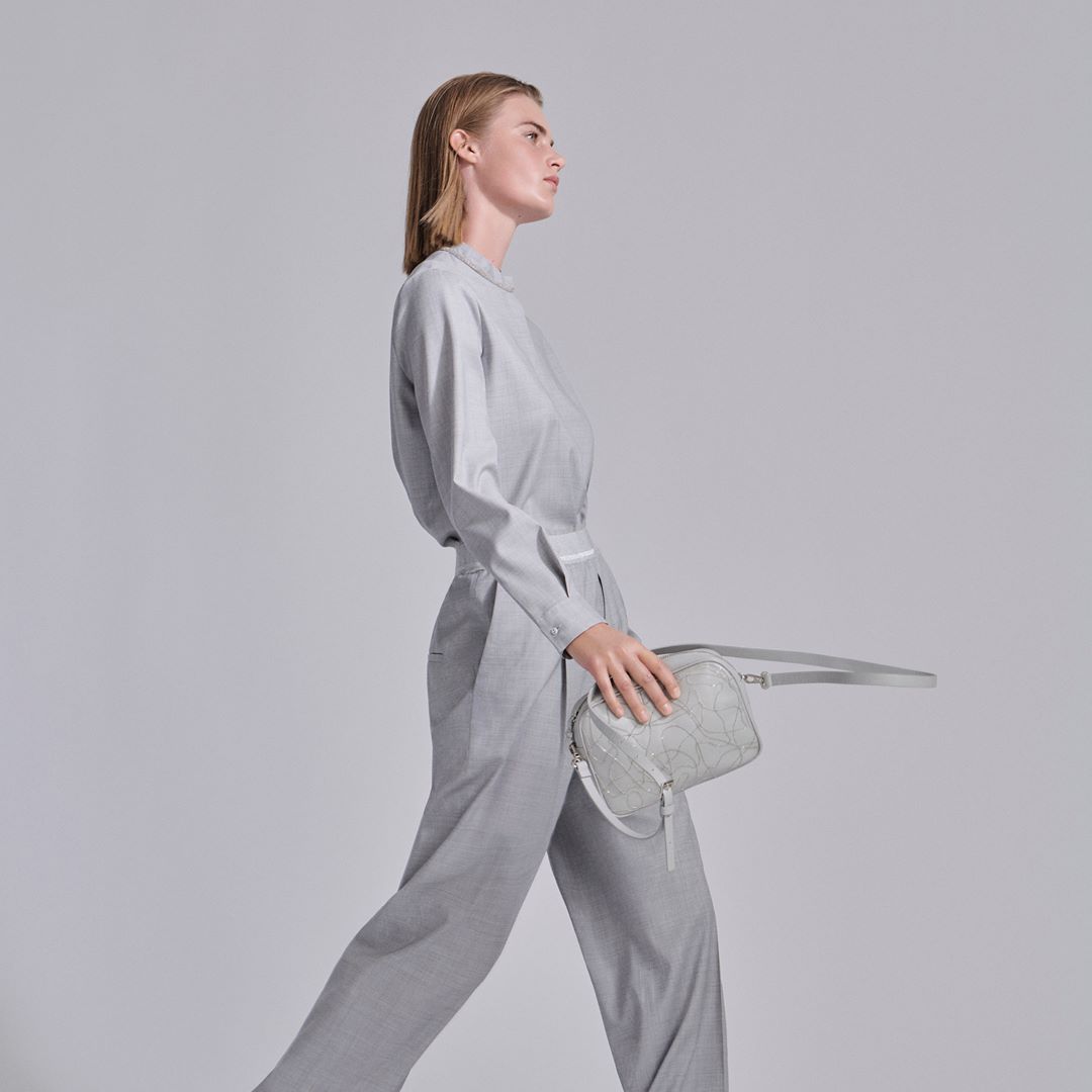 Fabiana Filippi - @fabianafilippi⁣
Attention to combinations, from the dress to the accessory - a mix of grey.⁣
⁣
#fw20⁣
#FabianaFilippi