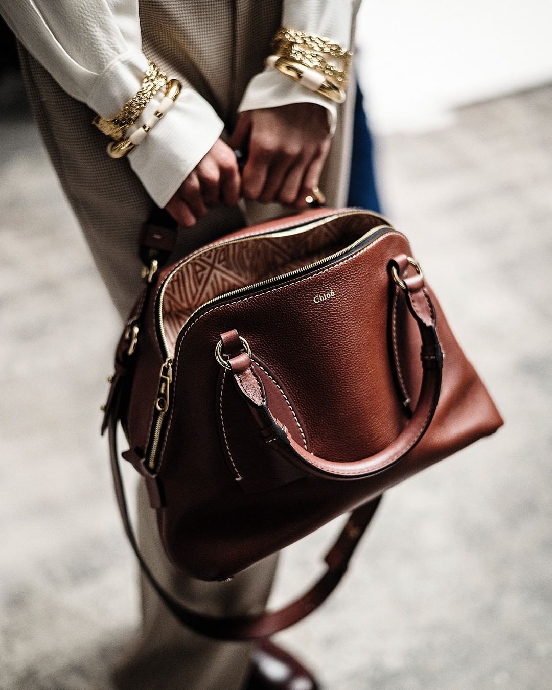 Chloé - Add attitude to your look with #CHLOEfall20 accessories

Shop the Daria bag and the latest jewellery in boutiques and on chloe.com

#CHLOE