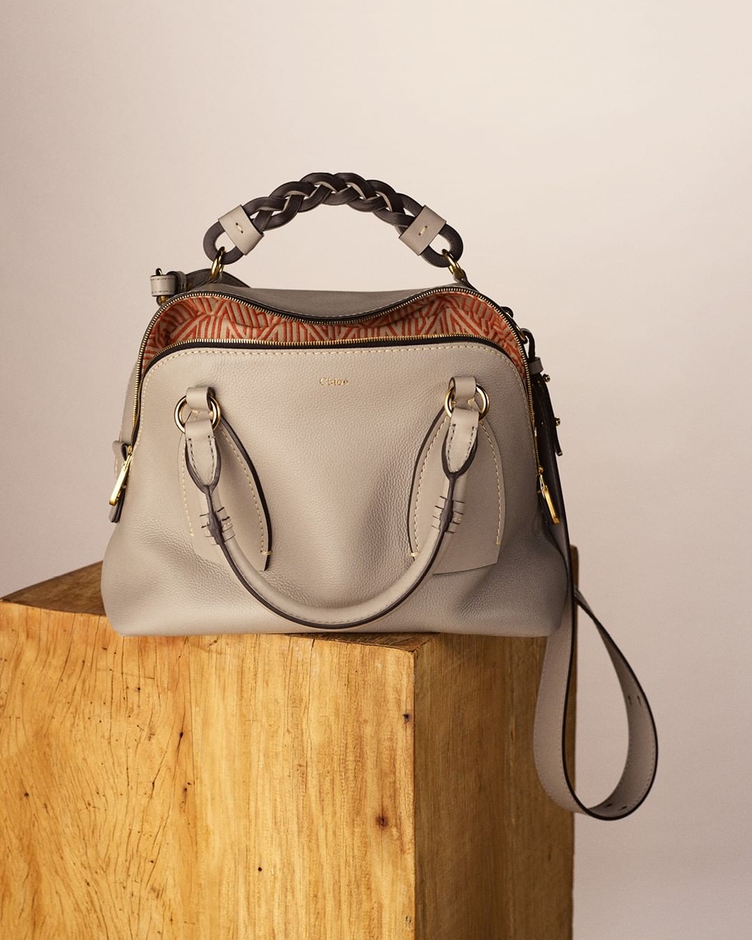 Chloé - Discover Daria, a bag that holds its own

Available now in several #CHLOEfall20 shades in boutiques and on chloe.com

#CHLOE